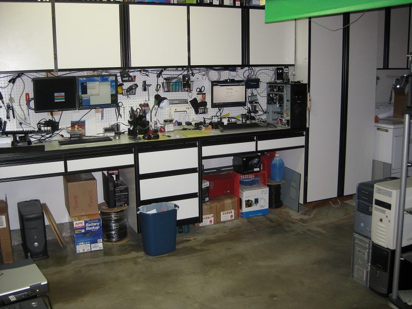 IT WORLD: A Peek At Other Computer Technicians Workbenches